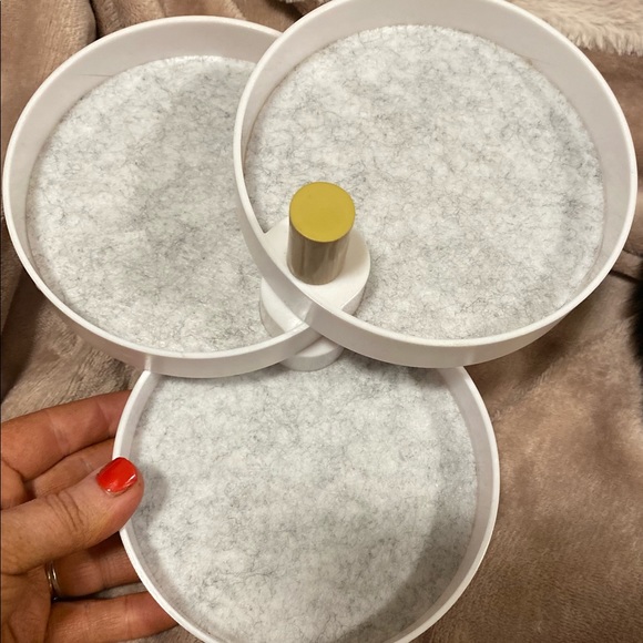 Brand new jewelry tri-circular jewelry holder with ring holder. Has 3 tiers. - Picture 4 of 5